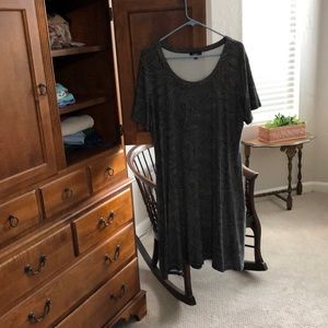 Size 1X, short sleeve, black-and-white geographic design dress